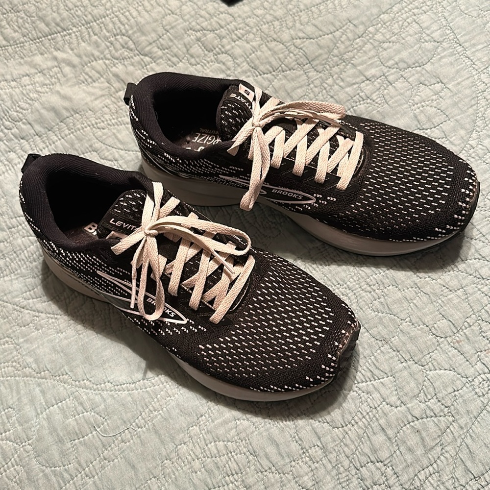 Women brooks size 9 levitate 5